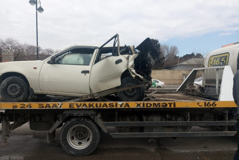 На проспекте Нобеля в Баку загорелся автомобиль