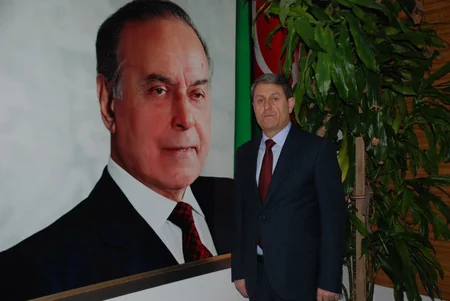 Xətai rayonu 35 saylı üçüncü seçki dairəsindən hakim partiyanın namizədi kimdir?