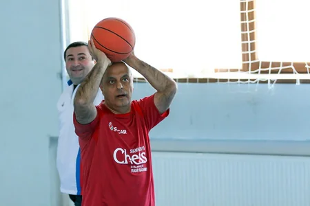 FIDE prezidenti Şəmkirdə basketbol oynayıb