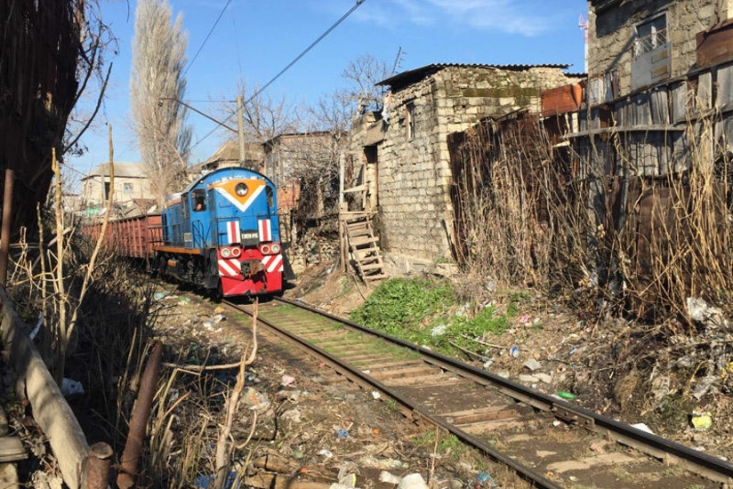 Cavid Qurbanov: “Məmurlar dəmir yolunun mühafizə zolaqlarında qeyri-qanuni tikililərə şərait yaradıblar”