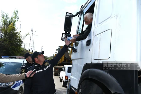 Azərbaycan polisi Qarabağın erməniəsilli sakinlərinə su paylayıb