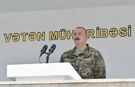 İlham Əliyev MN-in komando hərbi hissələrinin birində yaradılan şəraitlə tanış olub, hərbi hissəyə Döyüş bayrağını təqdim edib
