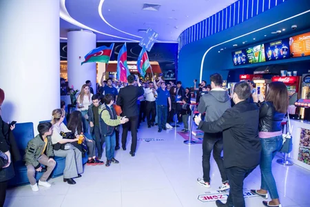 “CinemaPlus” Dövlət Bayrağı Günü münasibətilə parad təşkil edib - VİDEO