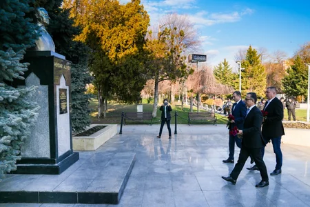 Azərbaycan nümayəndə heyəti Buxarestdə Ümummilli Lider Heydər Əliyevin abidəsini ziyarət edib