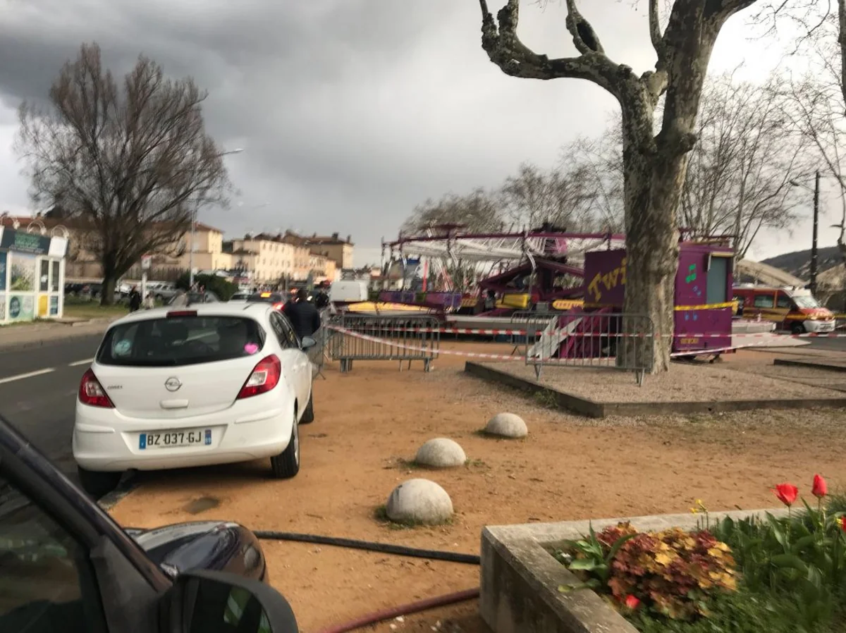 Fransada karuselin bir kabinası yerindən çıxıb, ölən və yaralananlar var