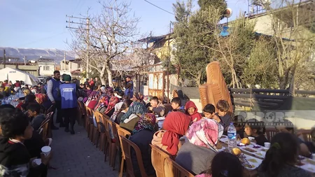 Azərbaycanın könüllü həkimləri ilə iş adamı Kahramanmaraşın daha bir bölgəsində yeməklər paylayıb - YENİLƏNİB