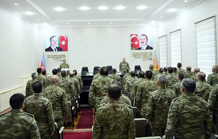Müdafiə naziri Quru Qoşunlarının rəhbər heyəti ilə görüşüb