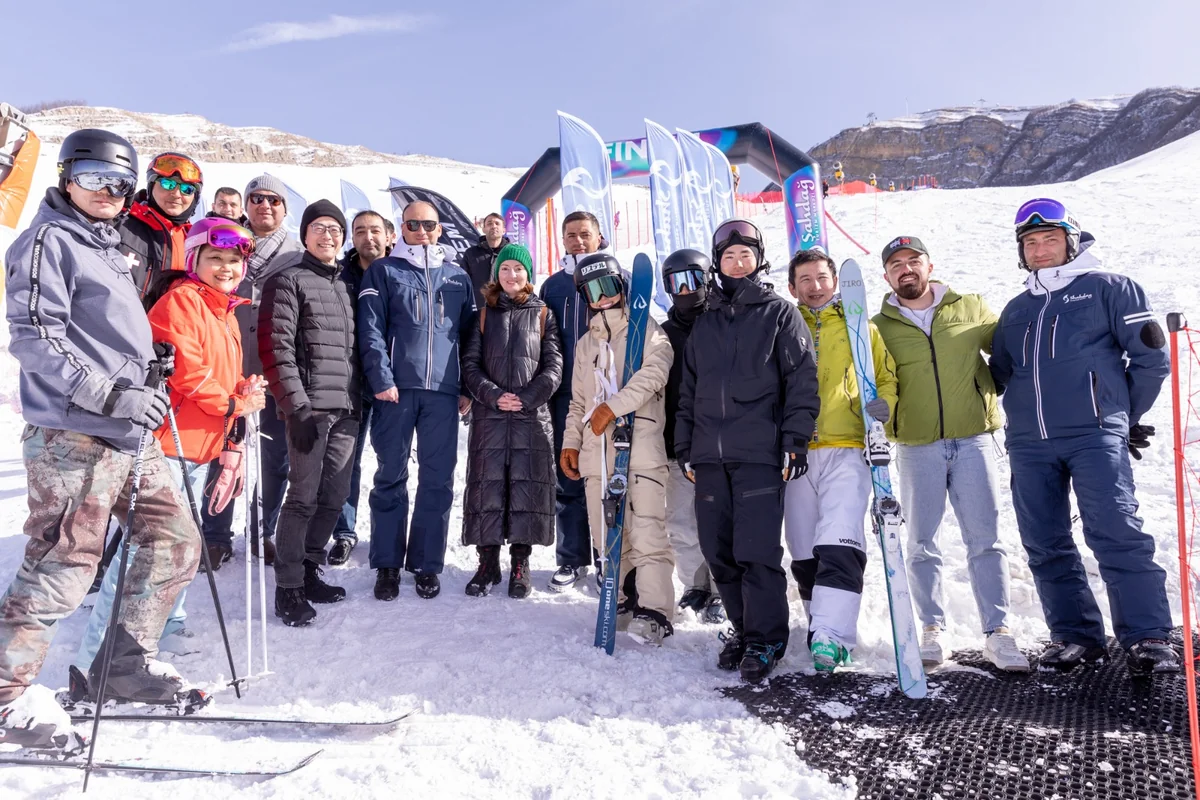 Japanese athletes hold skiing master class in Shahdag