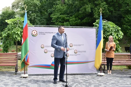 Kiyevdə Nəsiminin heykəlinin açılış mərasimi keçirilib