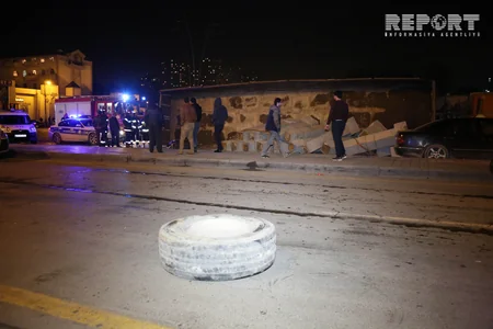 Bakıda yük avtomobili minik maşınının üzərinə aşıb, xəsarət alan var - FOTO - VİDEO - YENİLƏNİB