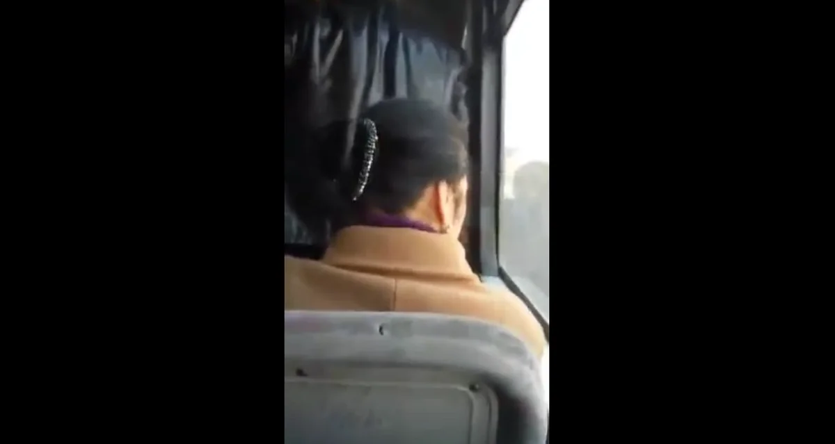 Bakıda marşrut avtobusu qapısı açıq vəziyyətdə sərnişin daşıyır - VİDEO