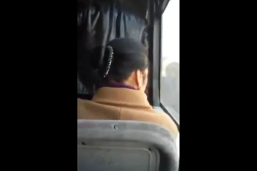 Bakıda marşrut avtobusu qapısı açıq vəziyyətdə sərnişin daşıyır - VİDEO