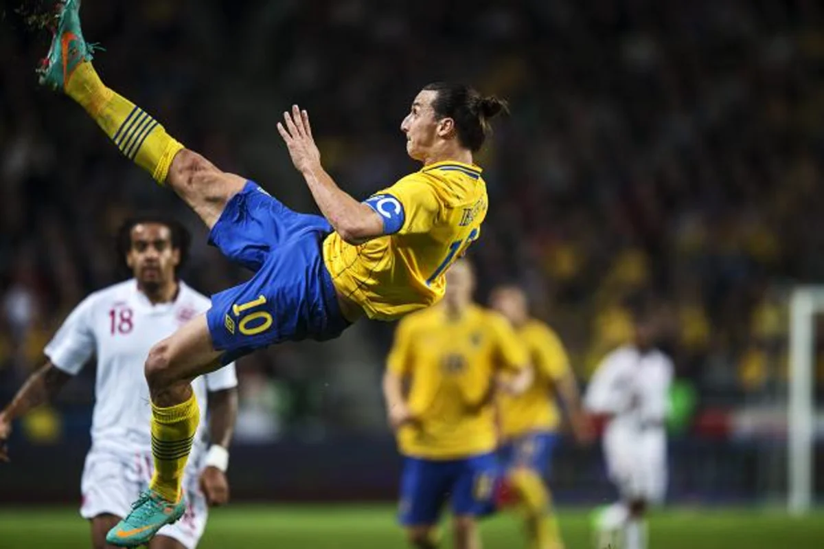 Zlatan İbrahimoviç: Ronaldu 40 metrdən də belə qol vurmağa cəhd etsin
