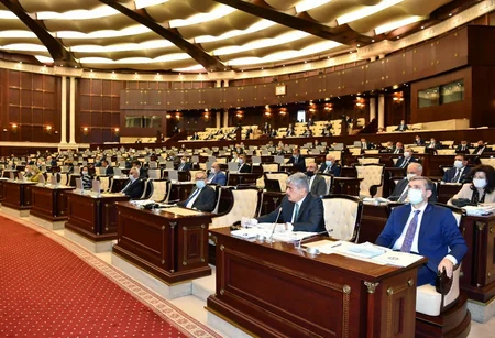 Deputatlar tibbi maska və əlcəkdən istifadə edirlər