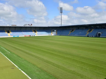 AFFA Bakıdakı stadionlardan birinin süni örtüyünü təbii ot örtüyü ilə əvəzləyib