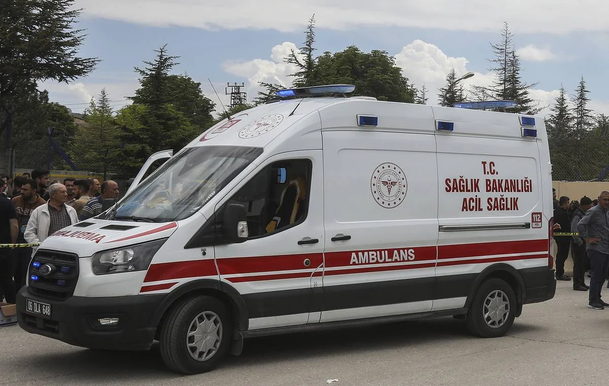 İzmirdə İsveç Konsulluğu qarşısında silahlı hücum olub, yaralanan var