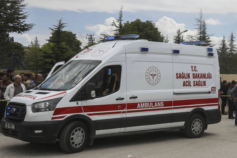 İzmirdə İsveç Konsulluğu qarşısında silahlı hücum olub, yaralanan var