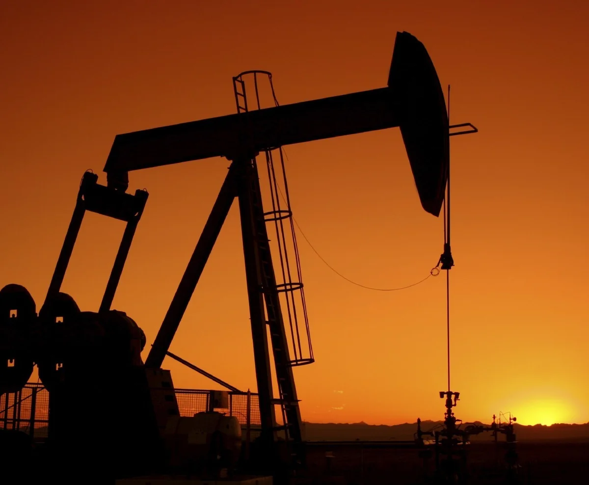 Dünya bazarında neftin ucuzlaşması davam edir