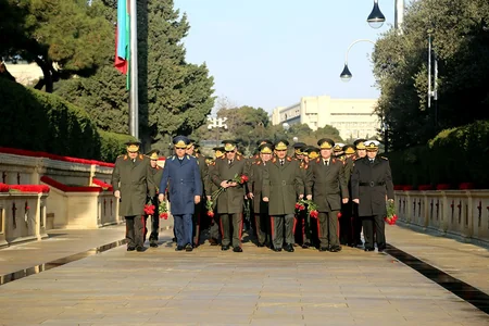Müdafiə Nazirliyinin şəxsi heyəti Şəhidlər Xiyabanını ziyarət edib