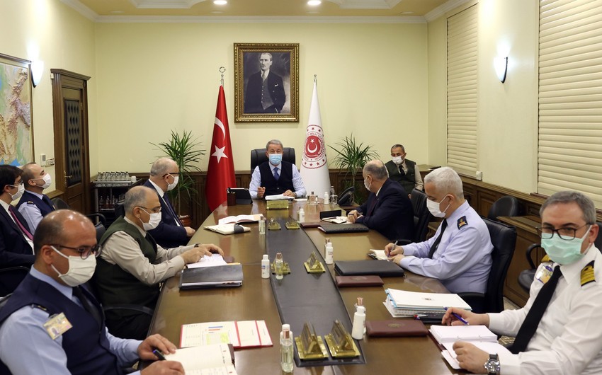 Hulusi Akar Ağdamda xidmət edən türkiyəli generala tapşırıqlar verib