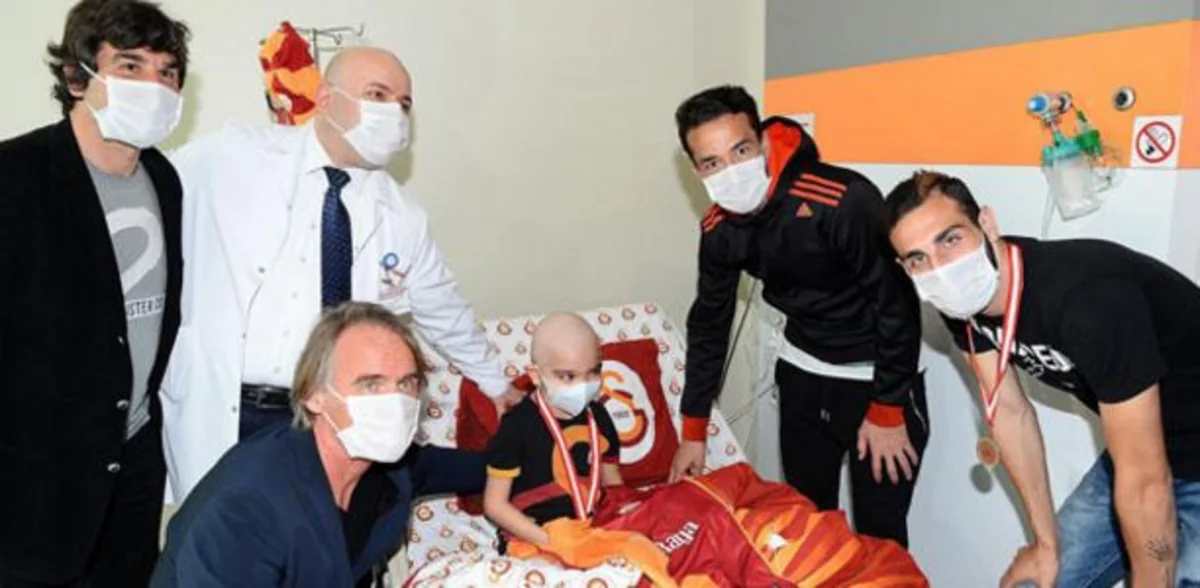 ​Qalatasaray xərçəng xəstəliyindən müalicə olunan uşaqları ziyarət edib