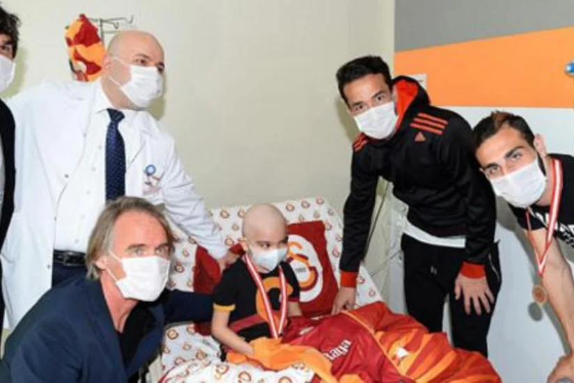​Qalatasaray xərçəng xəstəliyindən müalicə olunan uşaqları ziyarət edib