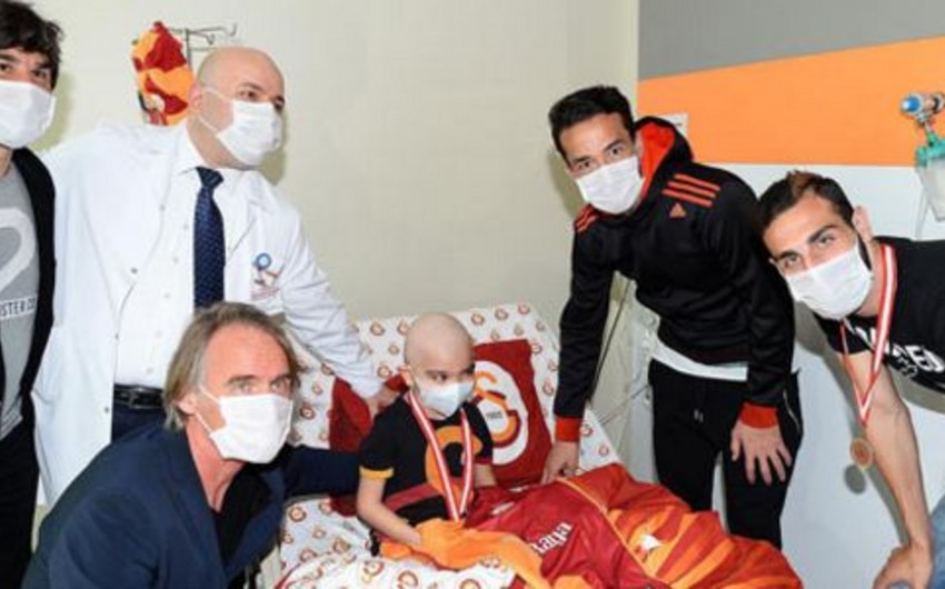 ​Qalatasaray xərçəng xəstəliyindən müalicə olunan uşaqları ziyarət edib