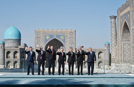 Zirvə Görüşündə iştirak edən dövlət və hökumət başçıları Səmərqəndin Registan meydanında ağac əkiblər - YENİLƏNİB