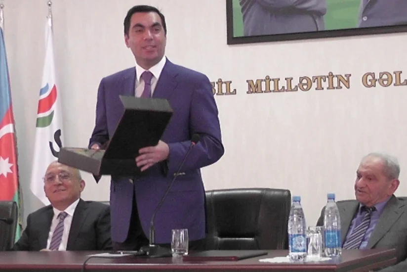 Bakı Ali Neft Məktəbinə Qurani-Kərim kitabı hədiyyə edilib