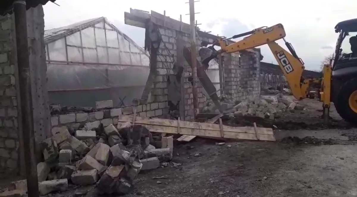 Bərdədə qanunsuz tikili sökülüb