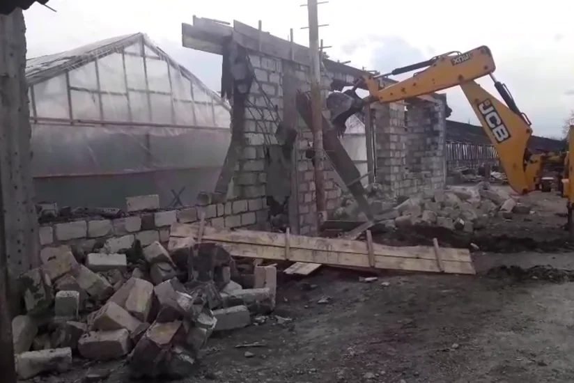 Bərdədə qanunsuz tikili sökülüb