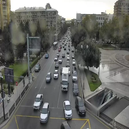 Bakının bir sıra yollarında tıxac yaranıb - SİYAHI