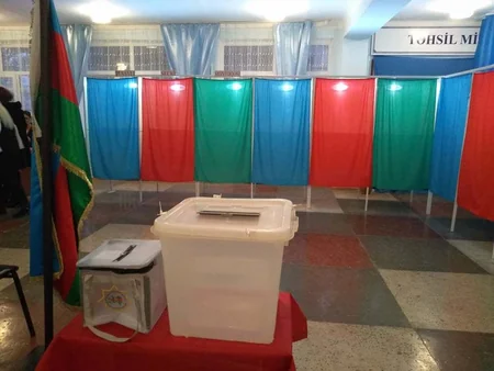 42 saylı Sumqayıt ikinci seçki dairəsinin 31 saylı seçki məntəqəsində bir neçə nəfər səs verib
