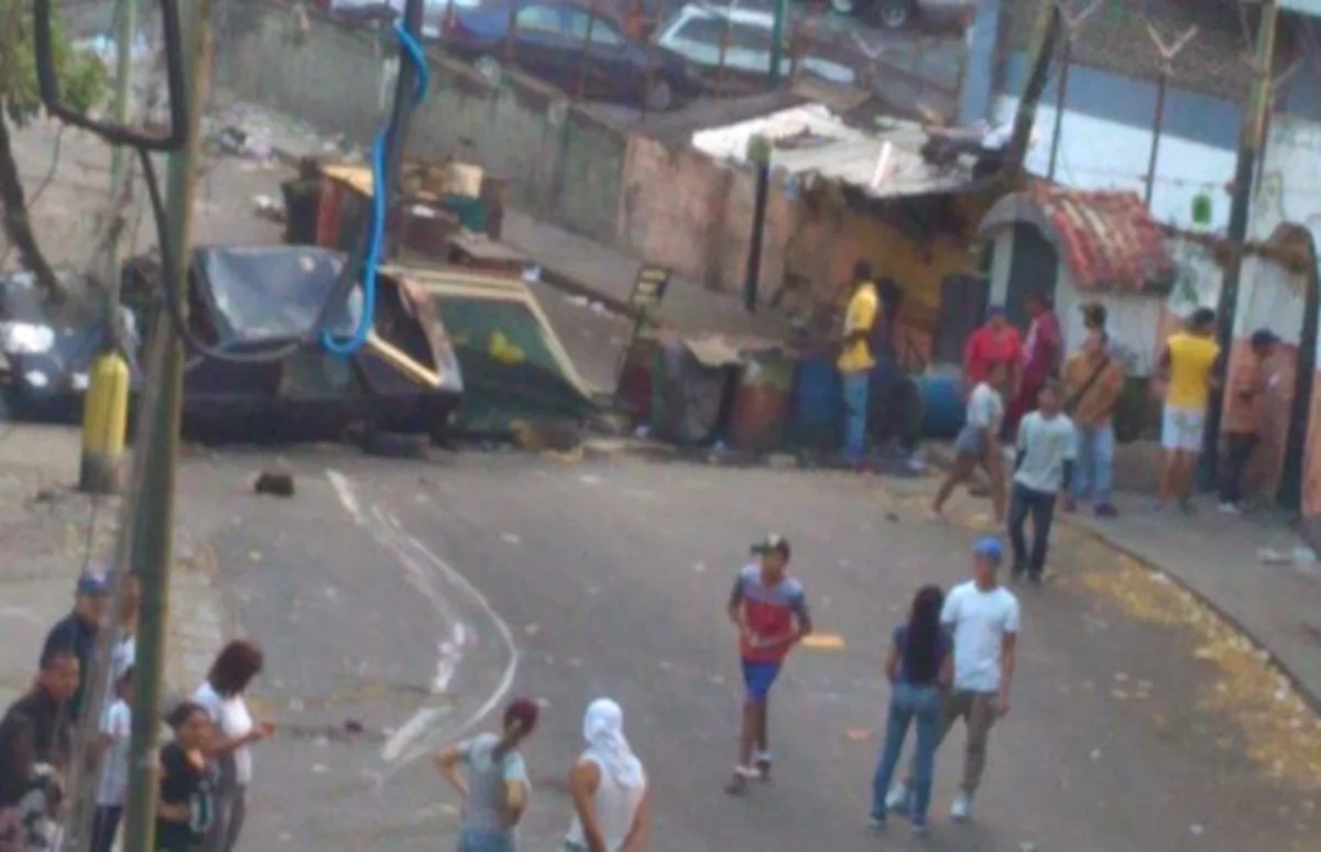 Karakasda polis etirazçılara atəş açıb - VİDEO - YENİLƏNİB