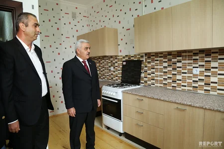 SOCAR prezidenti neftçilərə yeni mənzillərin orderlərini təqdim edib