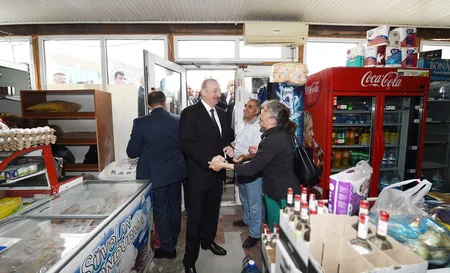 Президент Азербайджана пообщался с продавцами и покупателями магазина в Сабунчи - ФОТО