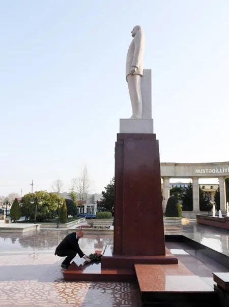 Prezident Ağsuda zəlzələnin nəticələrinin aradan qaldırılması ilə bağlı görülən işlərlə yerində tanış olub