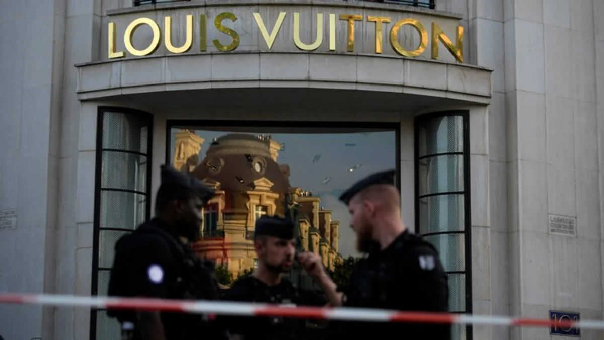 Бутик Louis Vuitton в Париже во второй раз обокрали