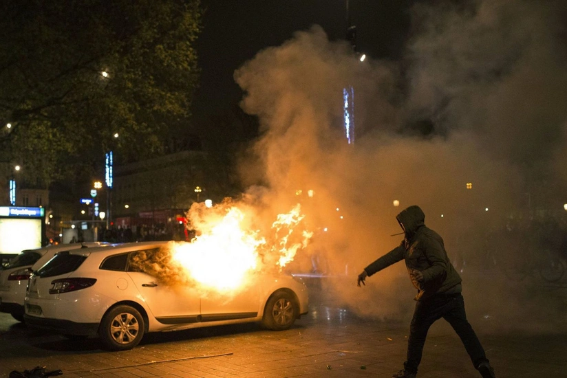 Fransada Yeni il gecəsi onlarla avtomobil yandırılıb