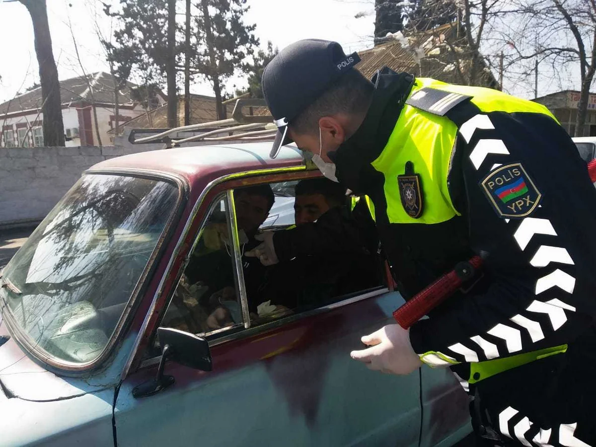 Polis sürücülərə tibbi spirt, maska və əlcək payladı