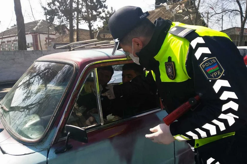 Polis sürücülərə tibbi spirt, maska və əlcək payladı
