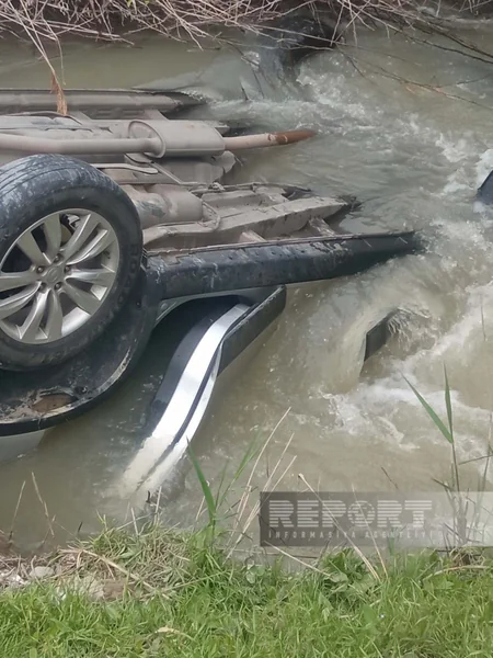В Гёйчае автомобиль упал в водоканал