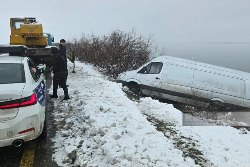 Biləsuvarda qarlı hava şəraiti yol qəzalarına səbəb olub