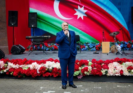 Bakının ən iri həyətində - “Renessans Palace”da Bayraq günü tədbiri keçirilib