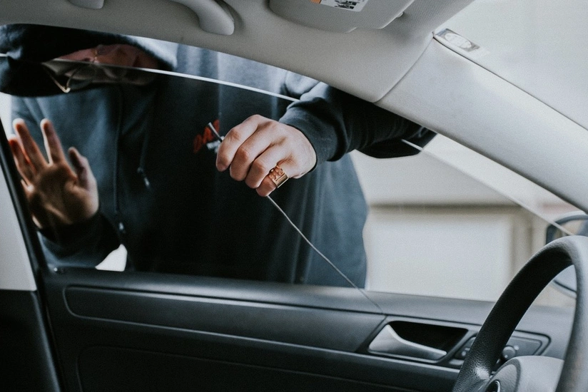 Bakıda keçmiş məhkum avtomobildən 5500 manat oğurlayıb