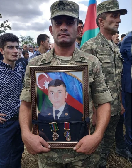 Hərbi hissədə bədbəxt hadisə nəticəsində həlak olan hərbçi dəfn edilib - FOTO - VİDEO - ƏLAVƏ OLUNUB