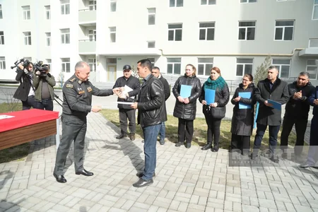 Qüsursuz xidmət etmiş bir qrup hərbi qulluqçuya mənzil verilib