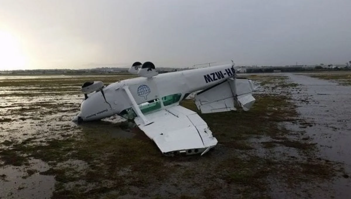 ​Ураганный ветер в Австралии перевернул самолеты