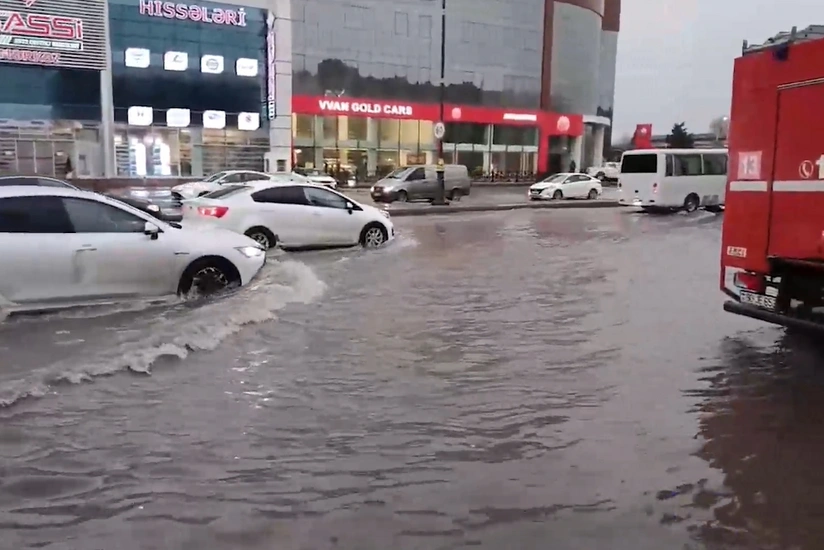 Yasamalda güclü yağış və küləyin yaratdığı fəsadların aradan qaldırılması istiqamətində işlər davam etdirilir - VİDEO