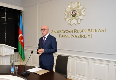 Təhsil Nazirliyi Bədii Yaradıcılıq Evinin direktorunu mükafatlandırıb